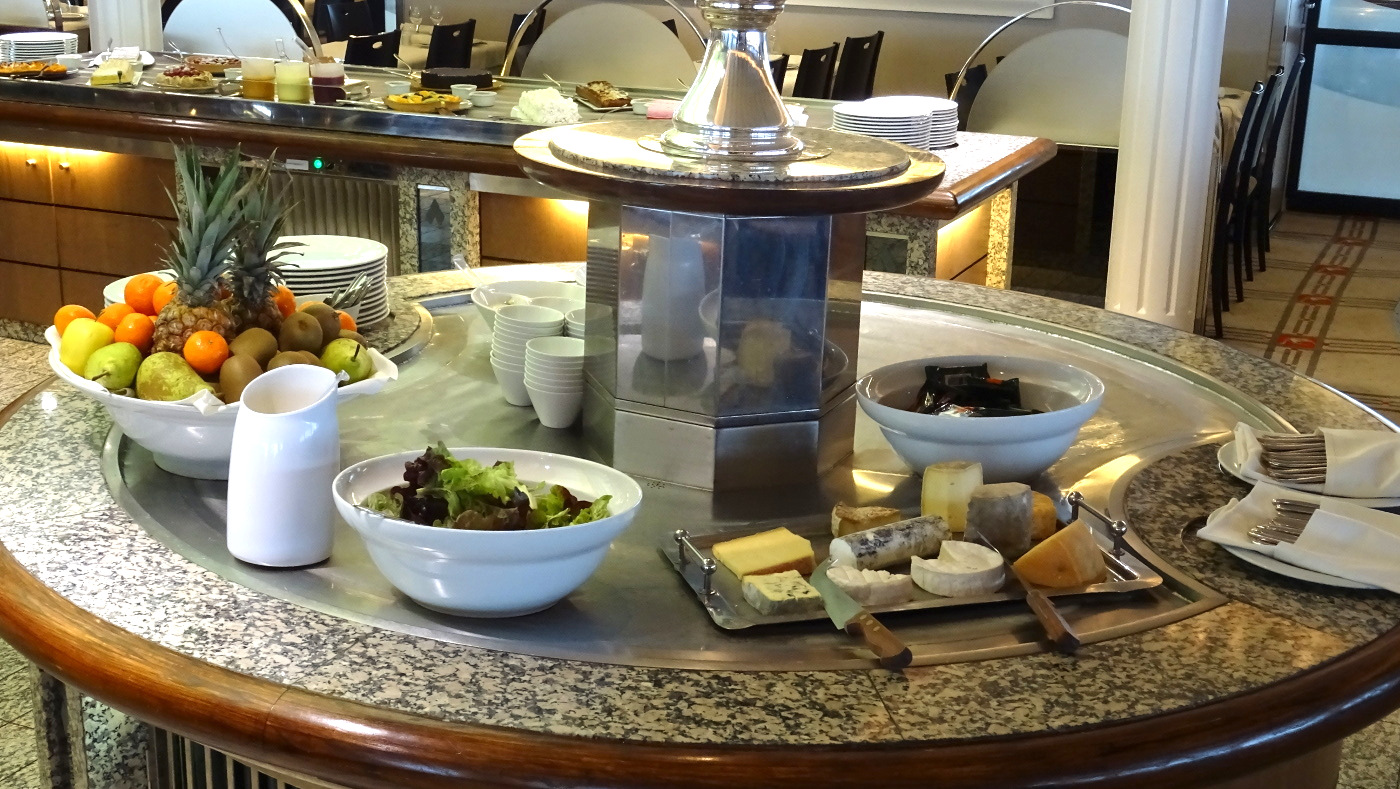 Buffet des fromages, dans le restaurant Les Abers.