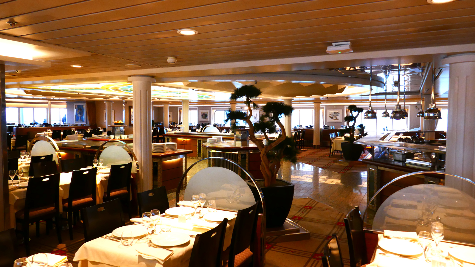 Le car-ferry Bretagne dispose d'un restaurant à La Carte, les Abers.