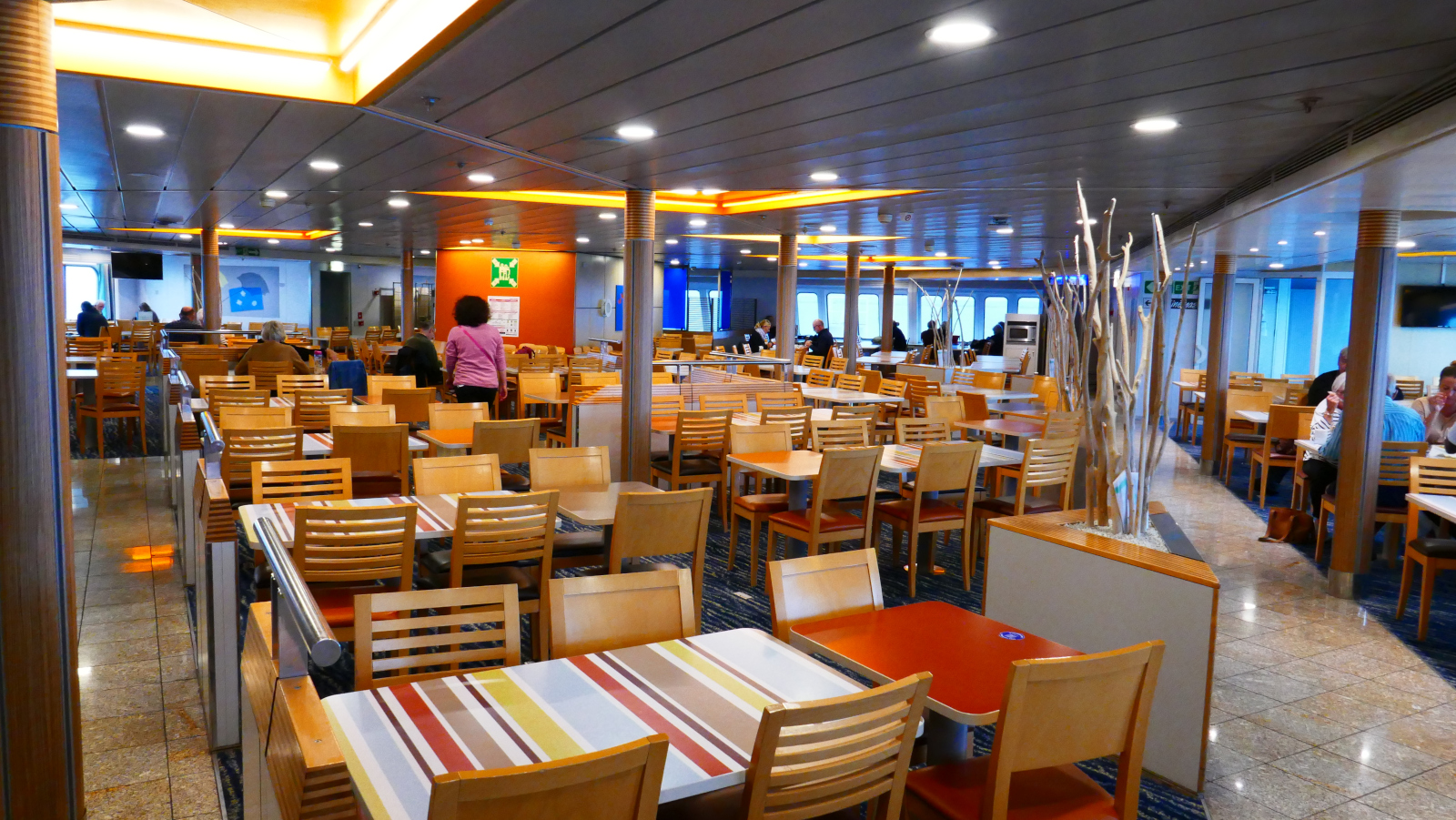 En plus de son restaurant à la carte, le car-ferry Bretagne dispose d'un restaurant self-service.