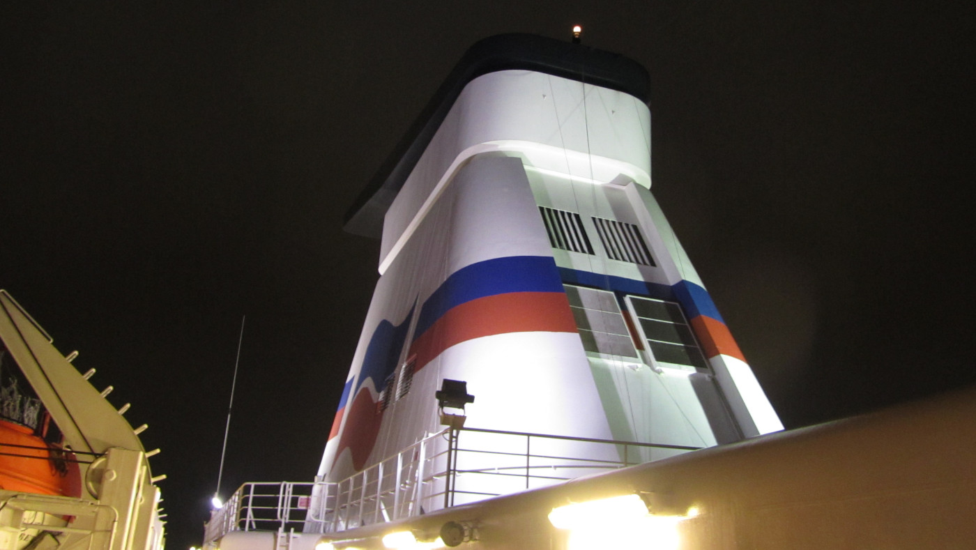 La cheminée de Bretagne est photographiée de nuit.