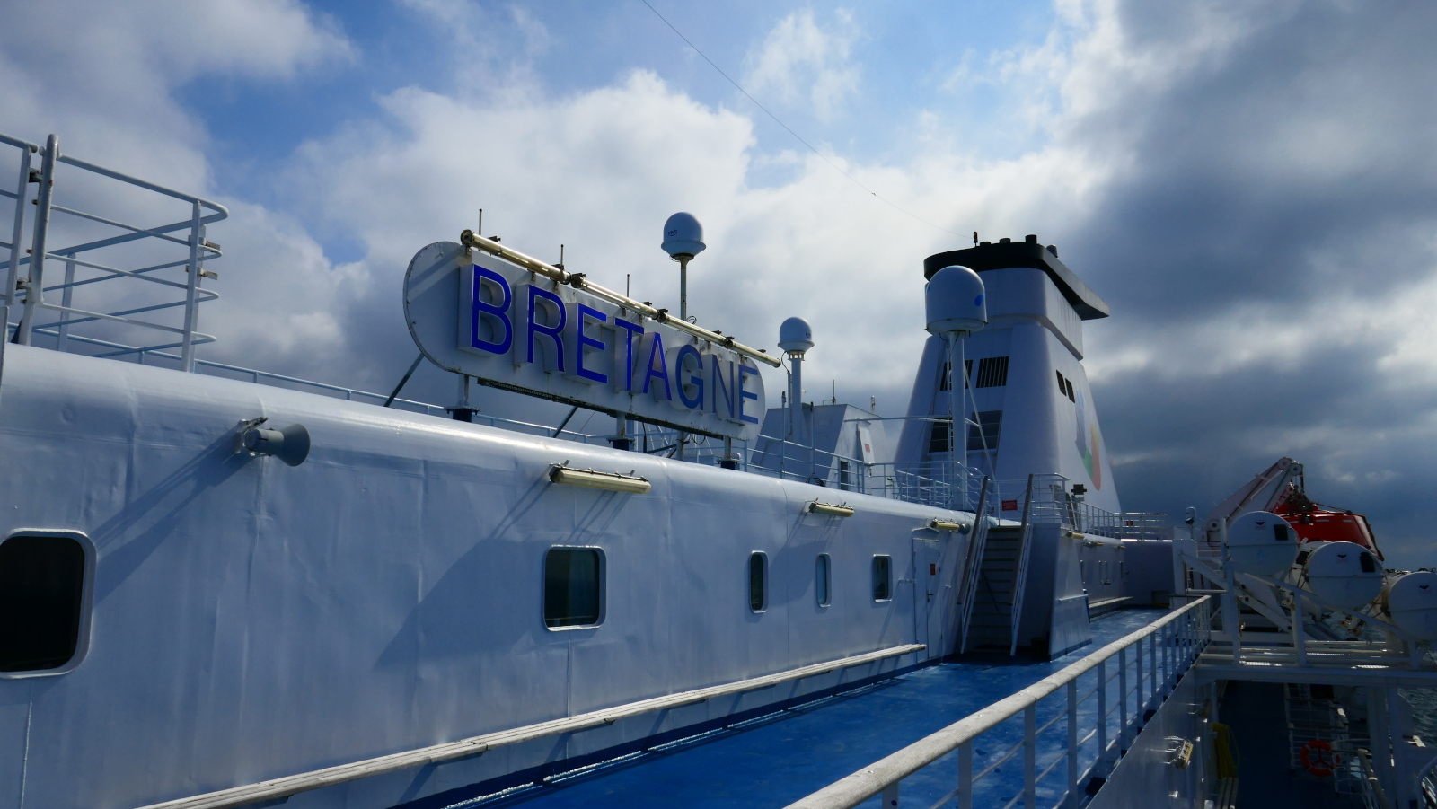 Photographie du pot promenade supérieur du car-ferry Bretagne.