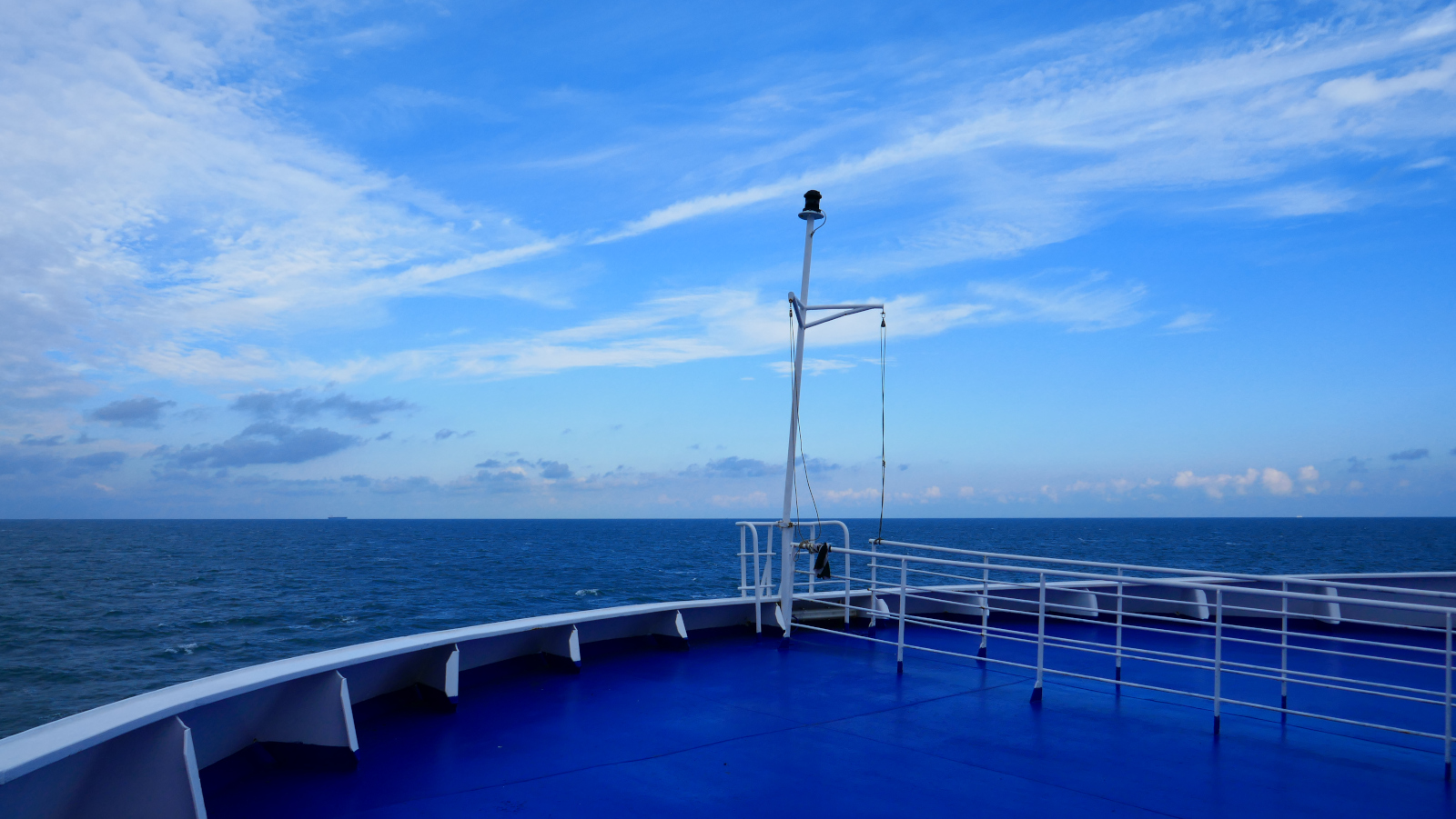 Vue en mer de la plage avant du ferry Bretagne.