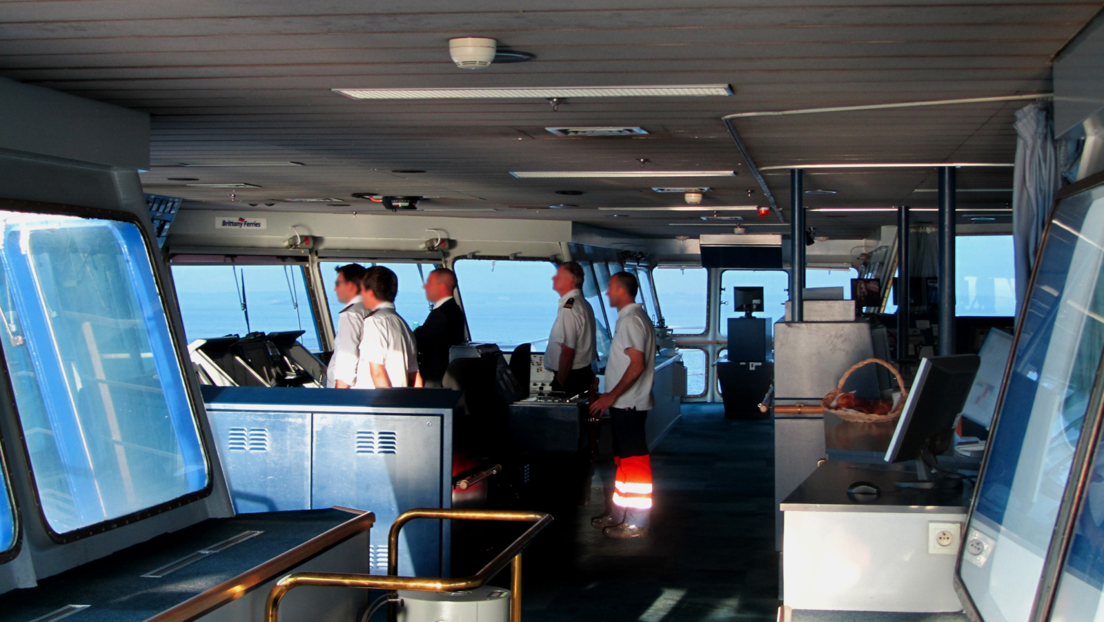 Alors que le car-ferry Bretagne approche de Saint-Malo, le commandant et les officiers supervisent l'avancée du car-ferry Bretagne dans le chenal.