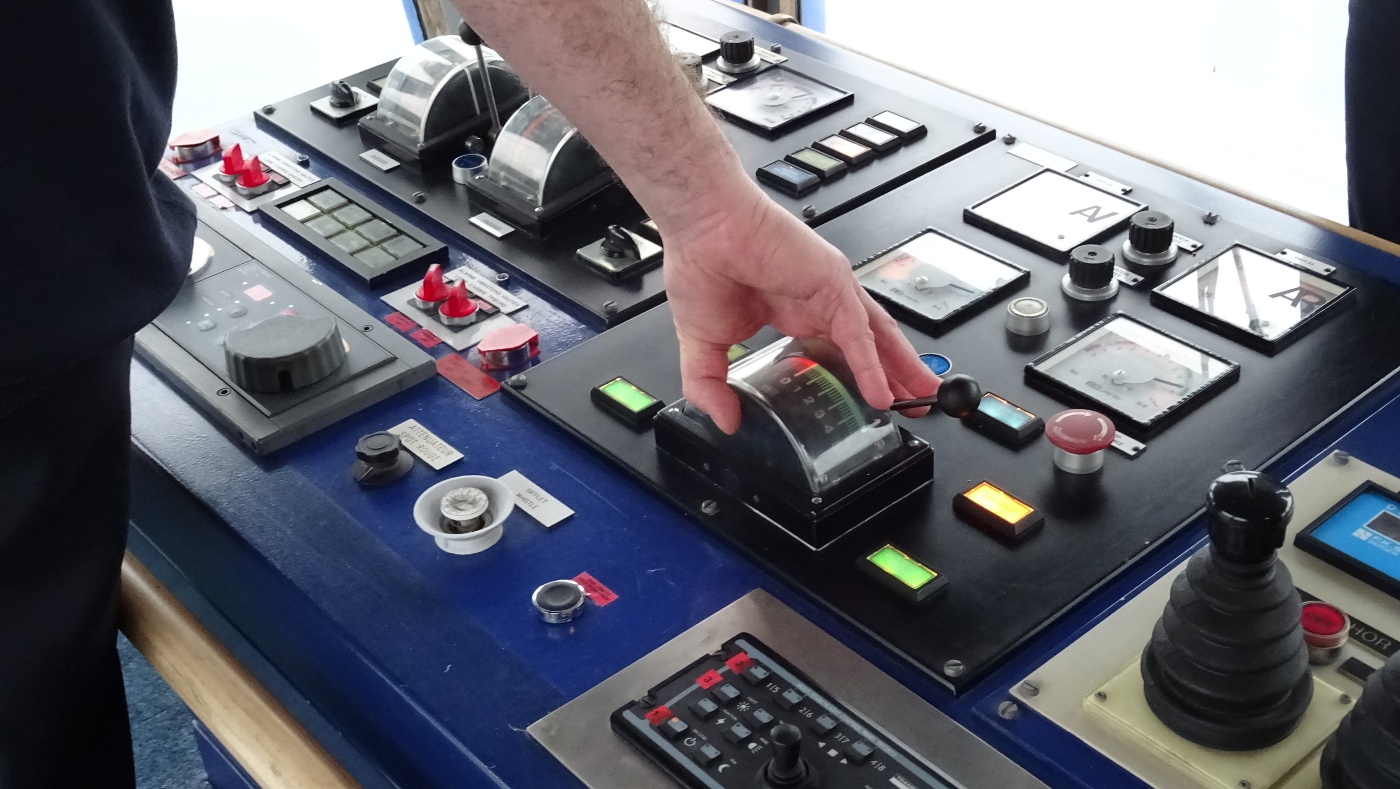 Le commandant du Bretagne manoeuvre le ferry dans le port de Saint-Malo.