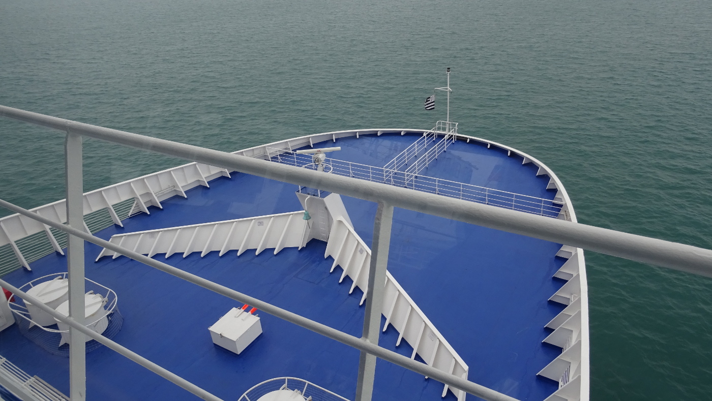 La plage avant du ferry Bretagne est photographiée depuis la passerelle de Bretagne.
