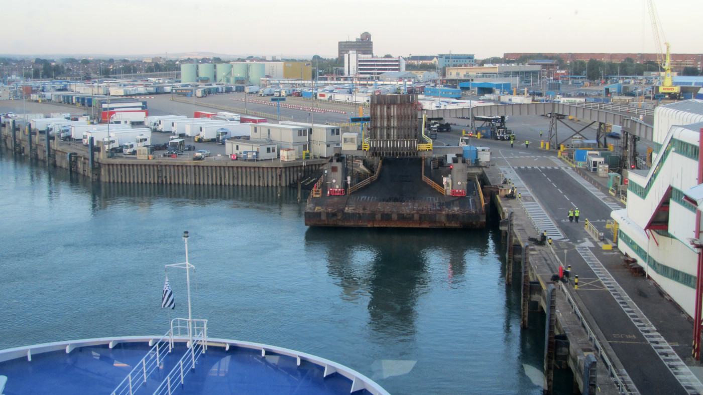 Le ferry Bretagne s'apprête à s'amarrer dans le port de Portsmouth. La rampe est photographiée depuis la passerelle du navire.