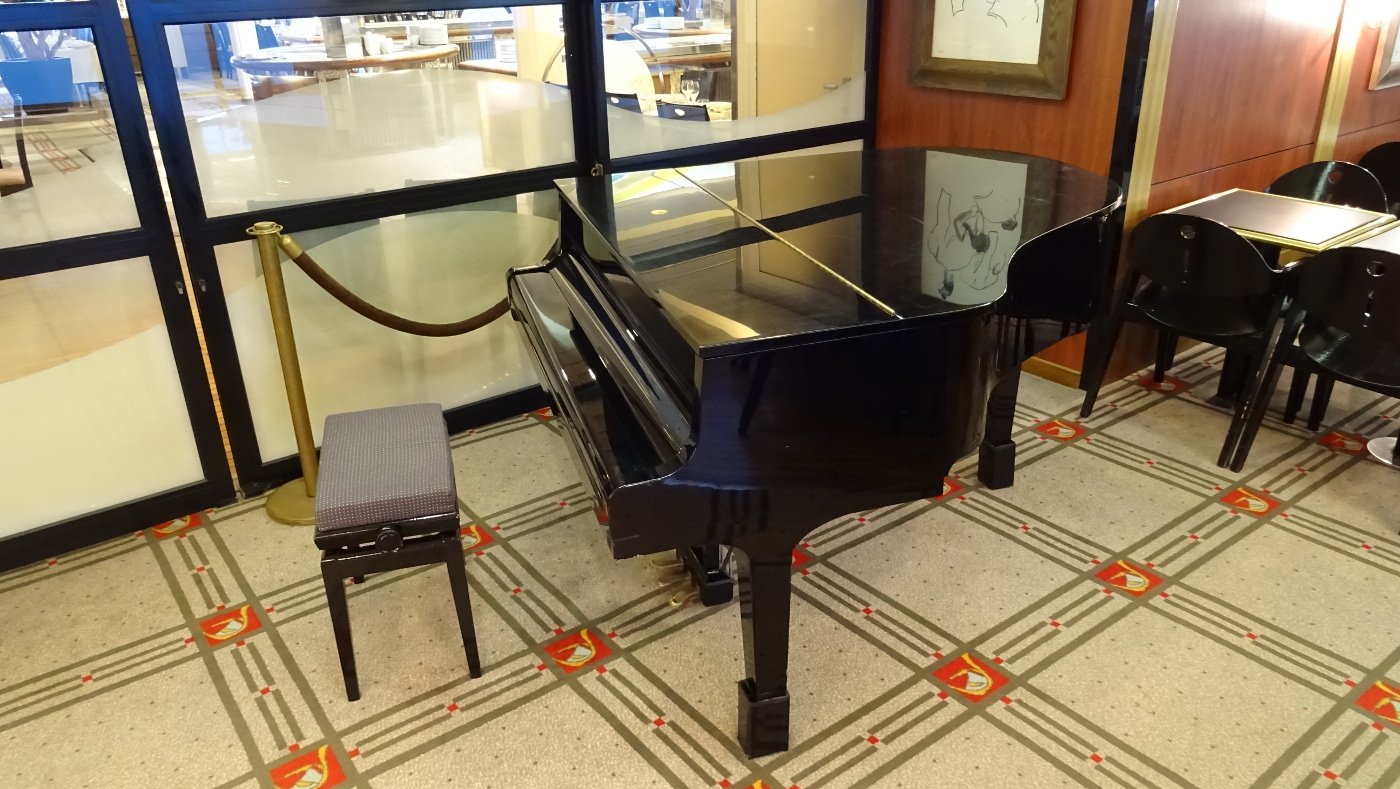 Piano situé dans le Yacht Club, à bord du car-ferry Bretagne.