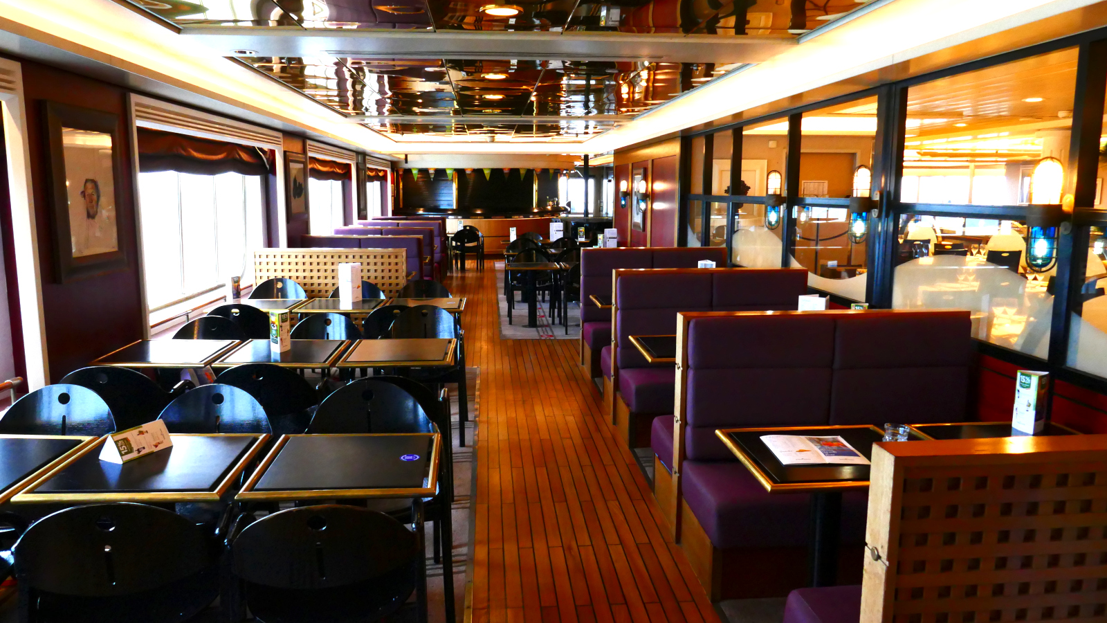 À proximité du restaurant Les Abers, le car-ferry Bretagne dispose d'un piano-bar, le Yacht Club.