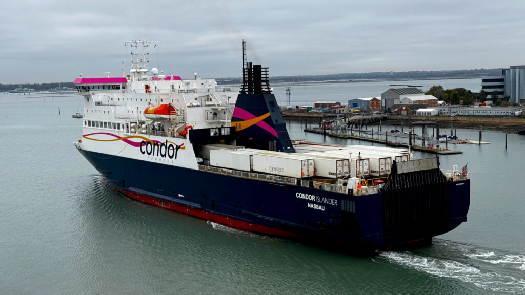 Condor Islander appareillant de Portsmouth pour les îles Anglo-normandes