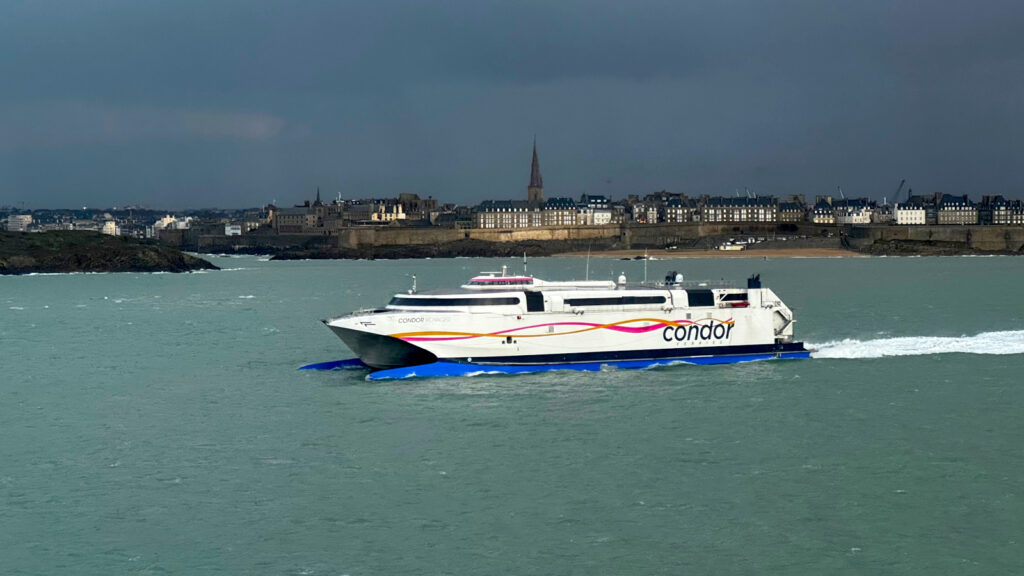 Condor Voyager au départ de Saint-Malo, devant Intra-Muros