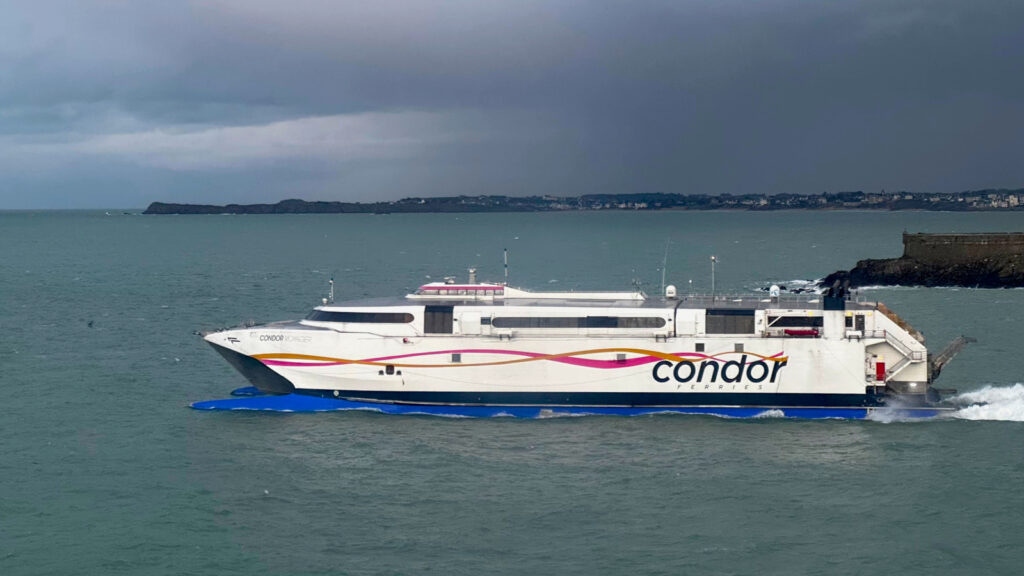 Condor Voyager au départ de Saint-Malo