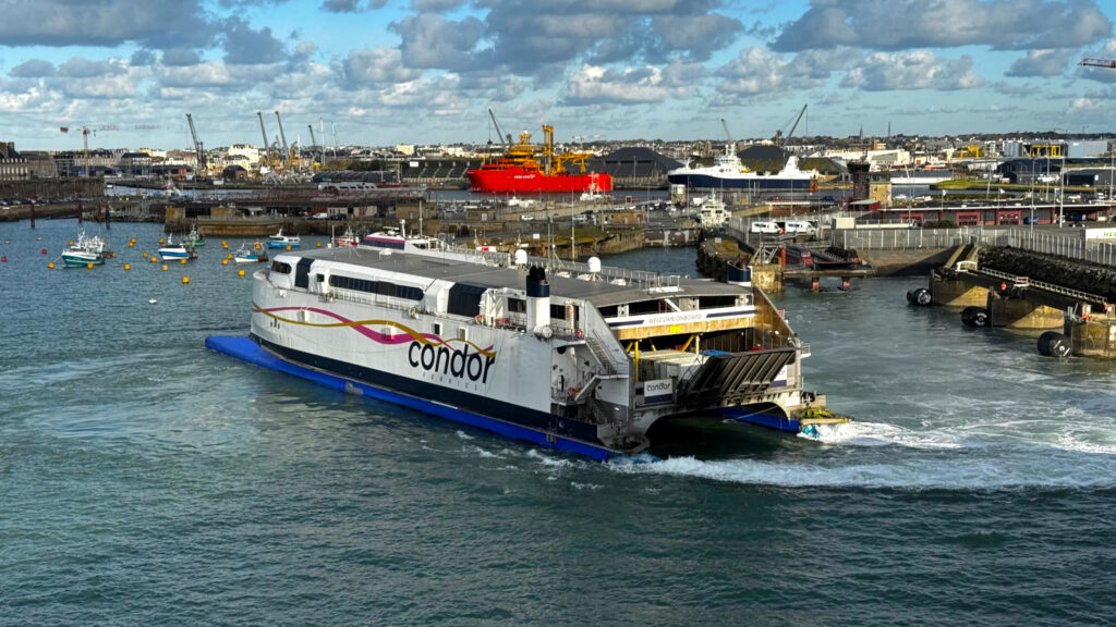 Condor Voyager manœuvrant dans le port de Saint-Malo
