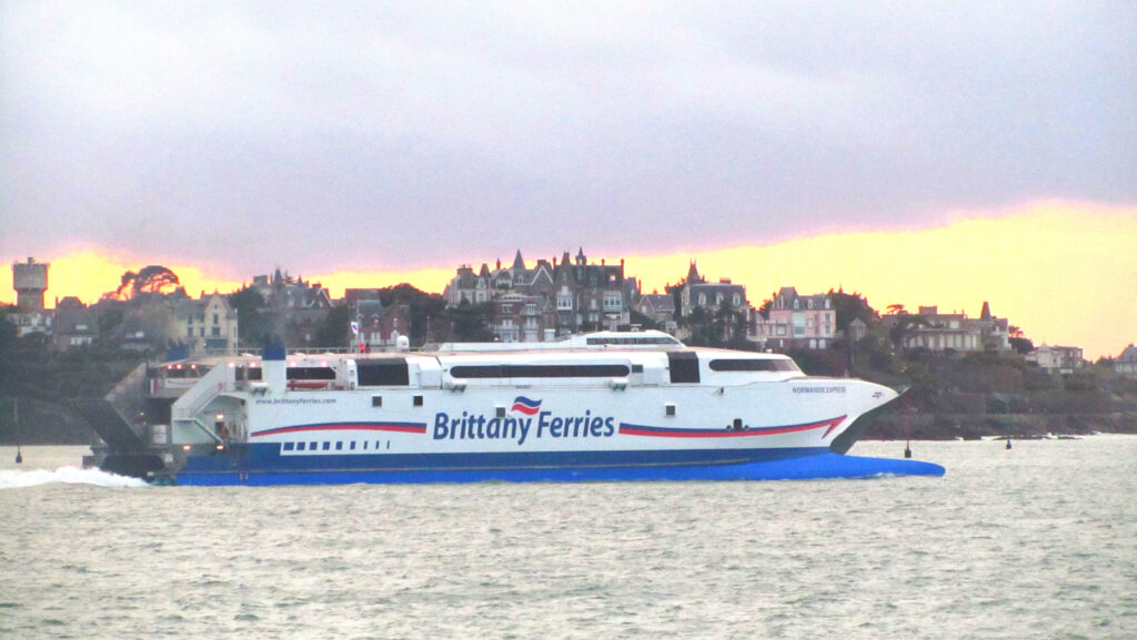 Normandie Express repartant de Saint-Malo, après avoir accompagné le départ de la Route du Rhum 2014