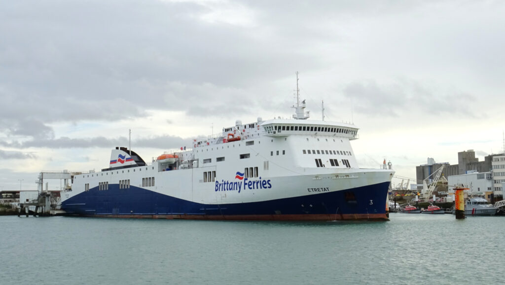 Étretat amarré dans le port du Havre