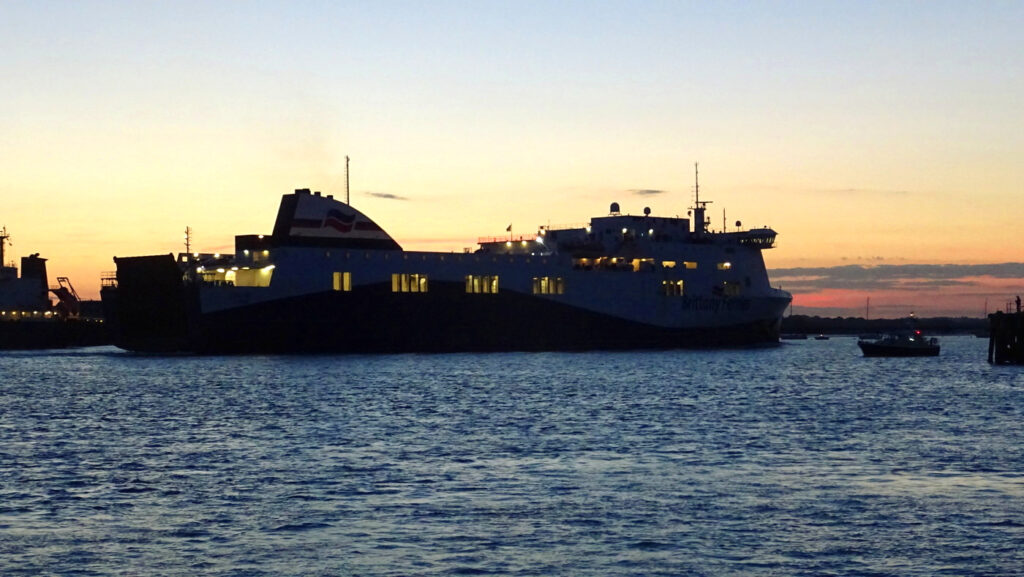 Étretat arrivant dans le port de Portsmouth