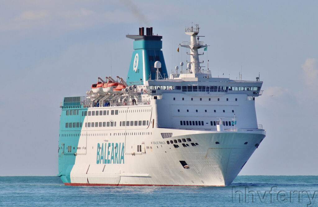 Le ferry Rosalind Franklin de Balearia (anciennement Bretagne de Brittany Ferries) est photographié alors qu'il approche du port de Malaga.