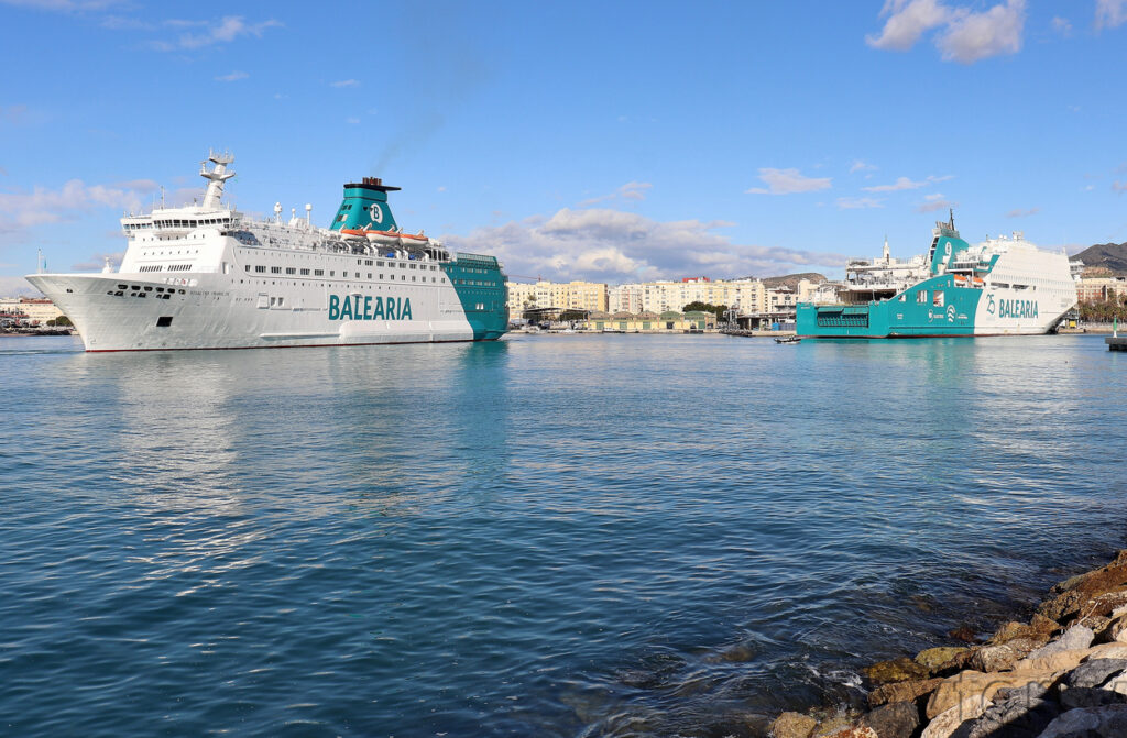 Le ferry Rosalind Franklin de Balearia (anciennement Bretagne de Brittany Ferries) est photographié dans le port de Malaga. Il y jouxte le Rusadir, qui aurait dû être le Honfleur de Brittany Ferries.
