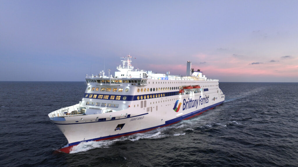 Saint-Malo, ferry hybride de la Brittany Ferries, en mer