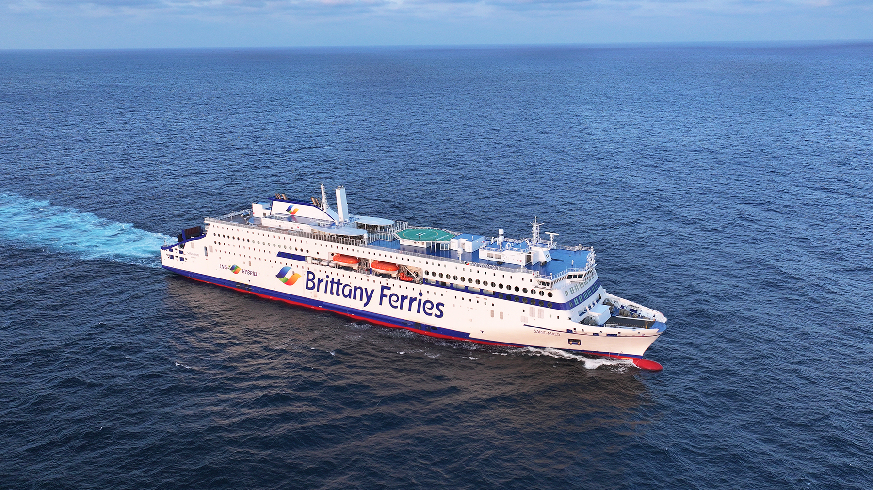 Saint-Malo, ferry hybride de la Brittany Ferries, en mer