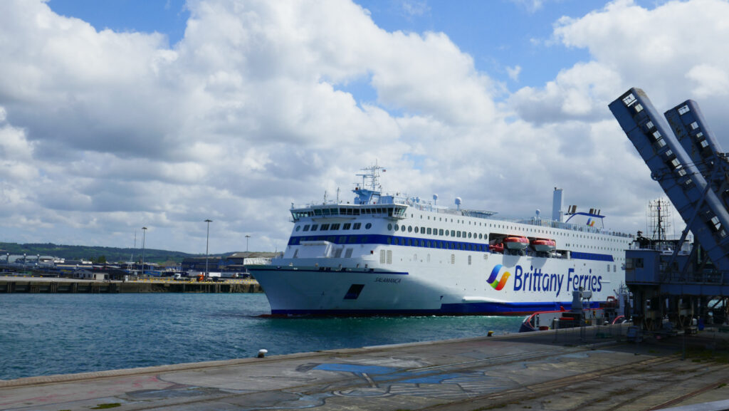 Salamanca quitte le port de Cherbourg, en longeant la Cité de la Mer, mai 2025