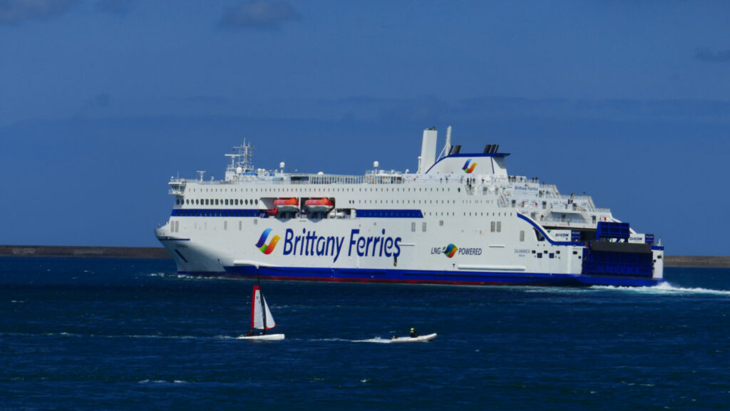 Salamanca quitte Cherbourg pour Rosslare, en mai 2025