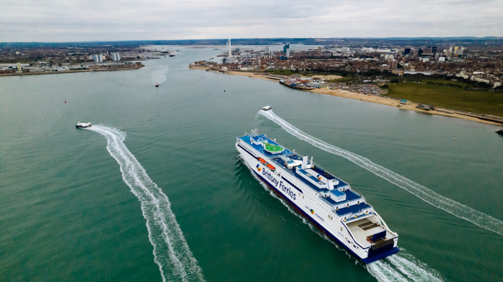 Arrivée inaugurale de Santoña à Portsmouth, escorté par deux hovercraft.