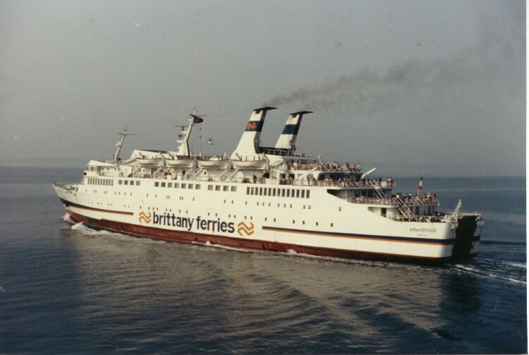 Ferry Armorique de Brittany Ferries, photographié alors qu'il appareille de Saint-Malo.