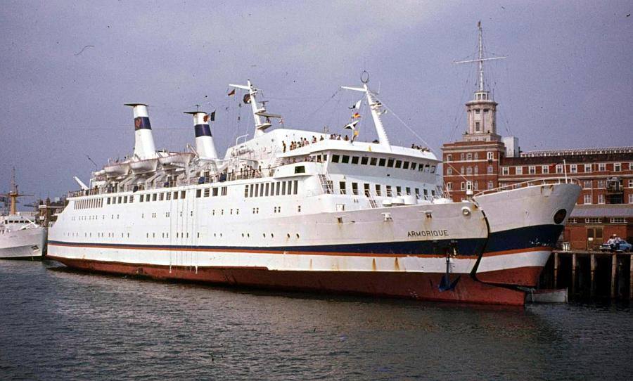 Ferry Armorique de Brittany Ferries, photographié durant une manœuvre.