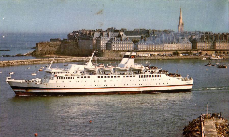Ferry Armorique de Brittany Ferries, appareillant du port de Saint-Malo.