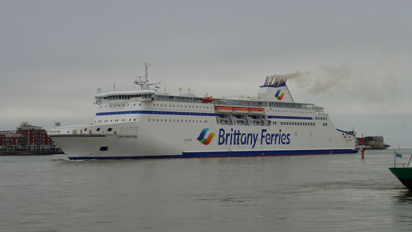 Navire Cap Finistère de Brittany Ferries entrant dans le port de Portsmouth.