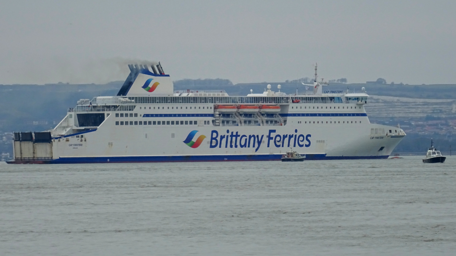 Navire Cap Finistère de Brittany Ferries entrant dans le port de Portsmouth.