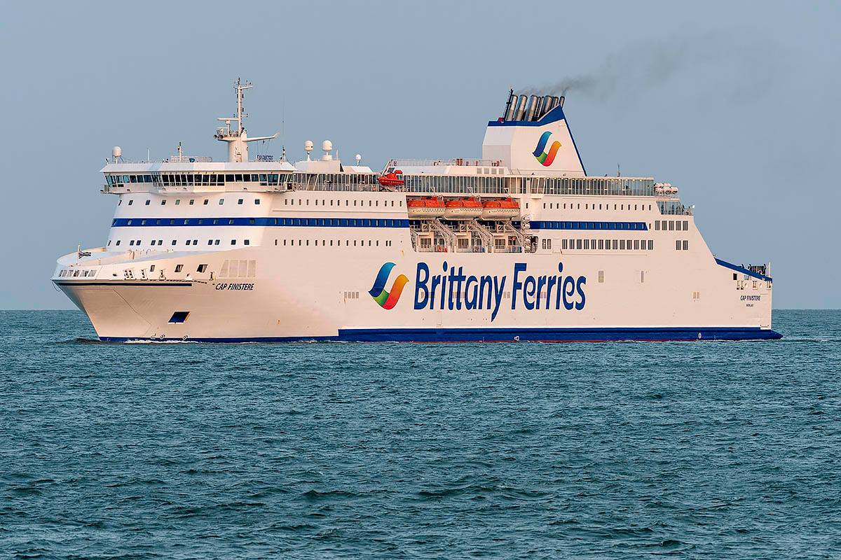 Navire Cap Finistère de Brittany Ferries entrant dans le port de Portsmouth.
