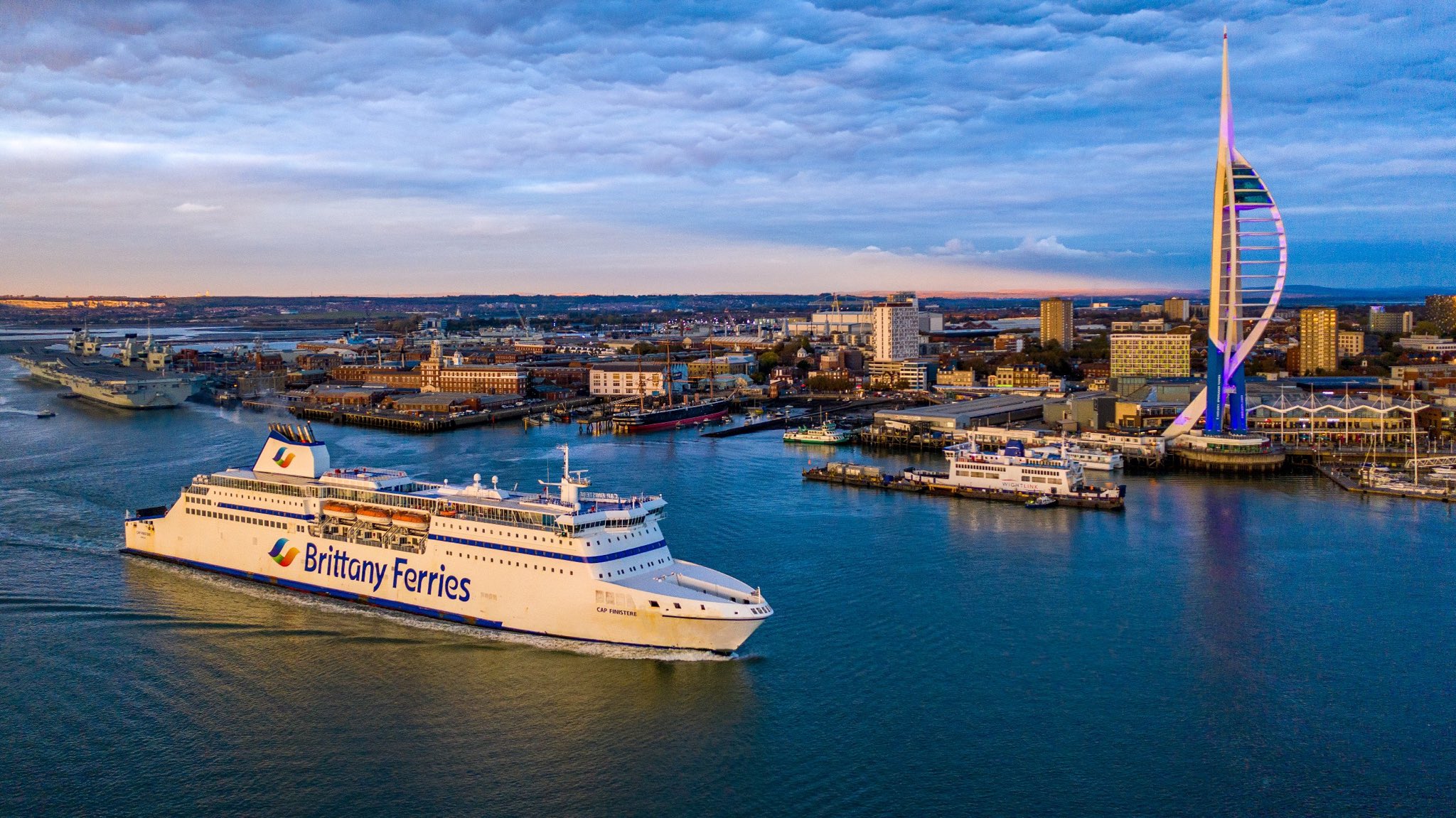 Navire Cap Finistère de Brittany Ferries quittant le port de Portsmouth. Il passe devant le Spinacker.