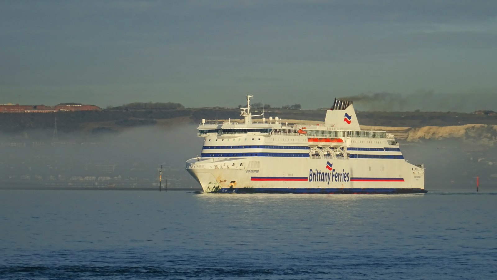 Navire Cap Finistère de Brittany Ferries appareillant du port de Portsmouth.