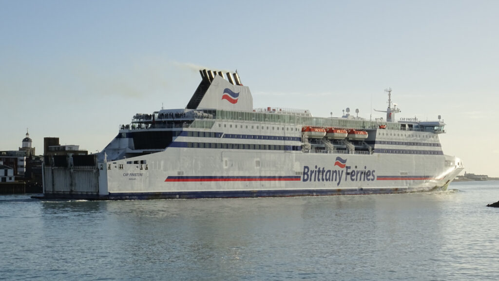 Navire Cap Finistère de Brittany Ferries appareillant du port de Portsmouth.