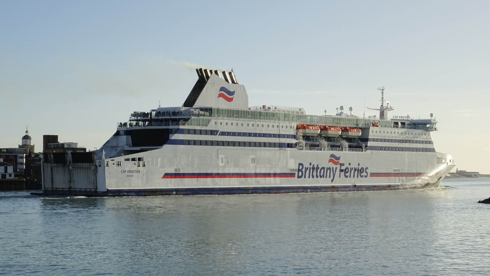 Navire Cap Finistère de Brittany Ferries appareillant du port de Portsmouth.