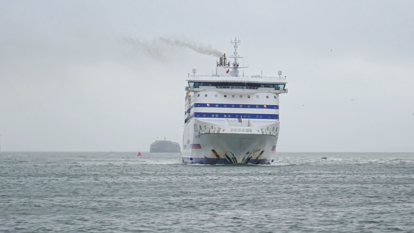 Navire Cap Finistère de Brittany Ferries approchant du port anglais de Portsmouth.