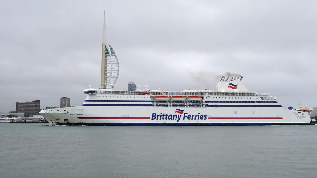 Navire Cap Finistère de Brittany Ferries approchant du port anglais de Portsmouth.