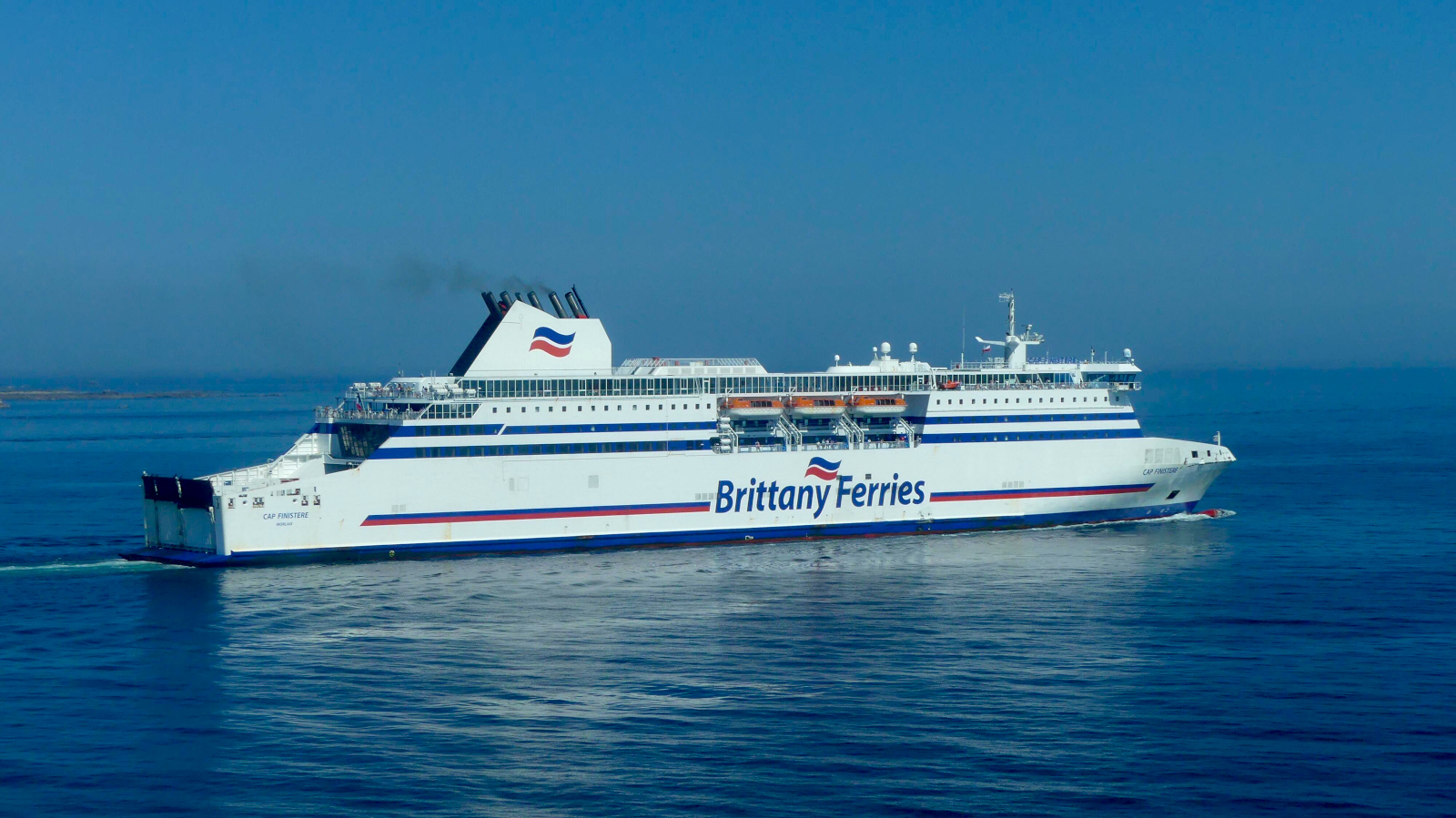 Navire Cap Finistère de Brittany Ferries appareillant du port de Roscoff après la relève de l'équipage.