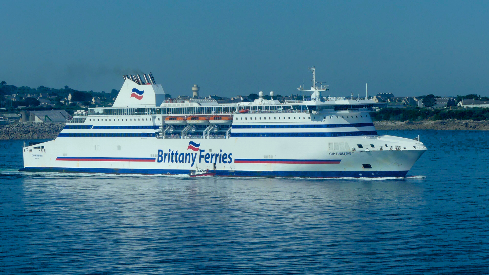 Navire Cap Finistère de Brittany Ferries appareillant du port de Roscoff après la relève de l'équipage.