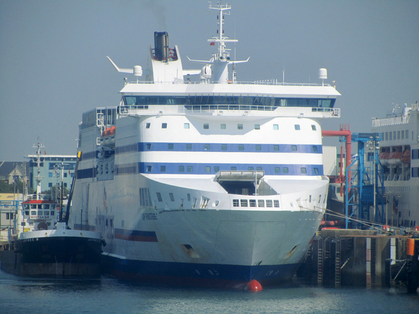 Navire Cap Finistère de Brittany Ferries amarré dans le port de Portsmouth. Il est en cours de ravitaillement de carburant.