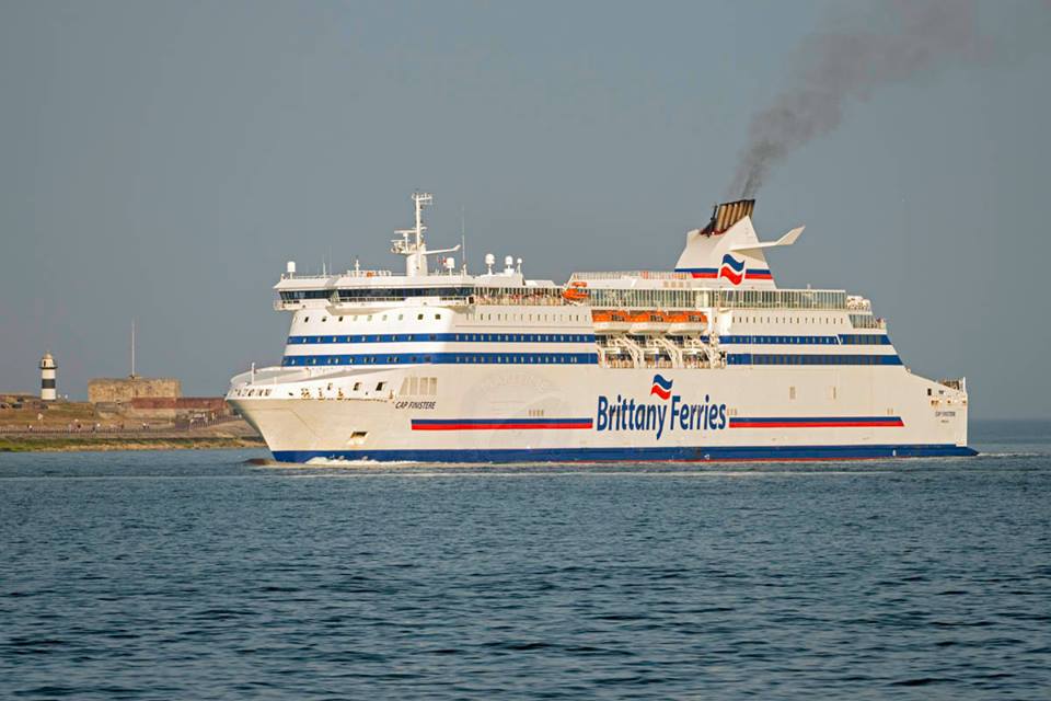 Navire Cap Finistère de Brittany Ferries entrant dans le port de Brittany Ferries.