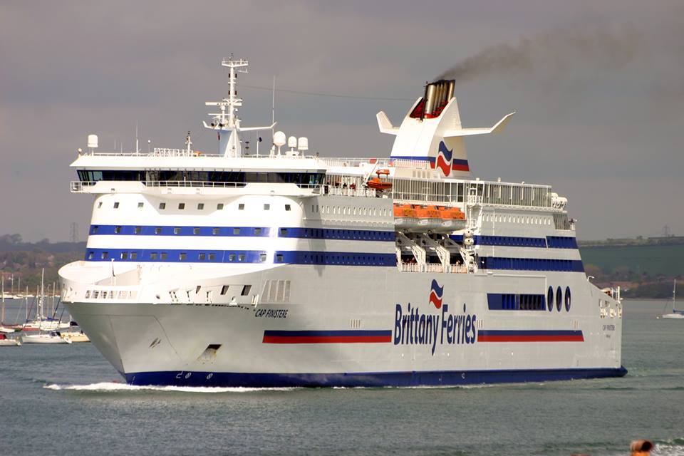 Navire Cap Finistère de Brittany Ferries appareillant du port de Portsmouth.