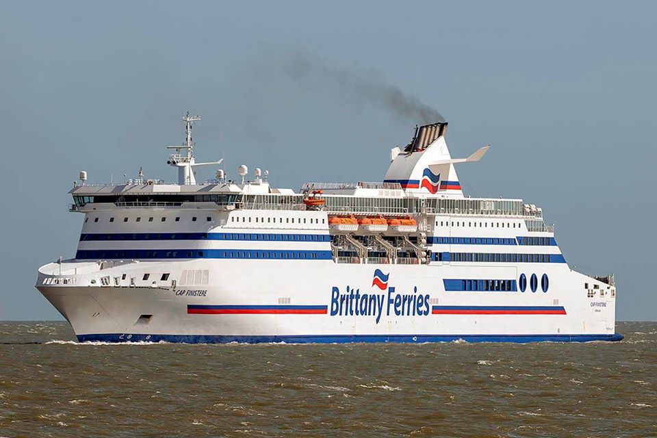 Navire Cap Finistère de Brittany Ferries entrant dans le port de Portsmouth, au cours de sa première année de service.