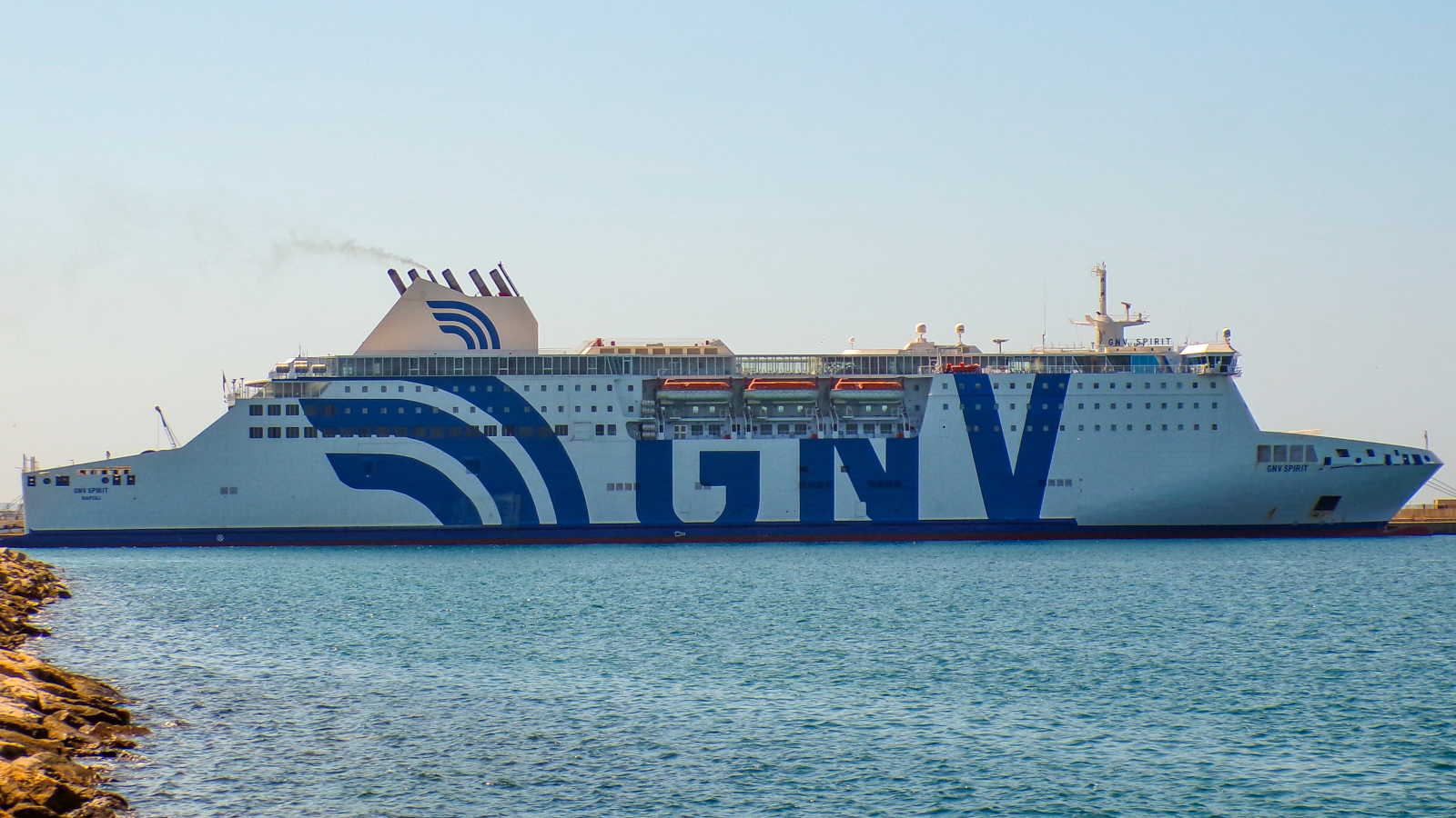 GNV Spirit amarré dans le port de Porto Torres en 2024