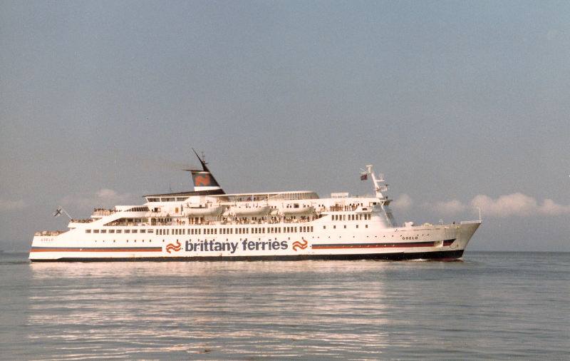 Ferry Goëlo de Brittany Ferries, photographié dans une mer d'huile.