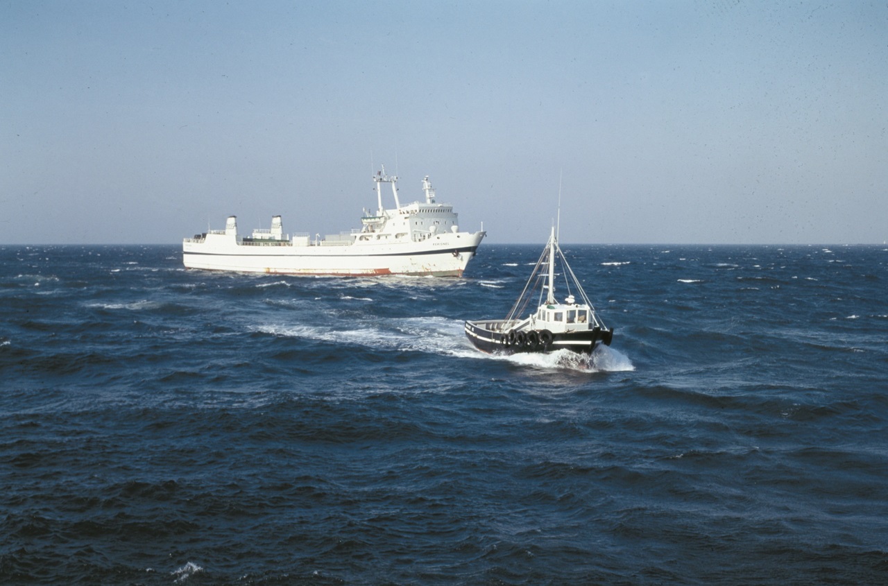 Ferry roulier Kerisnel de Bretagne Angleterre Irlande (Brittany Ferries), croisant un bateau de pêche