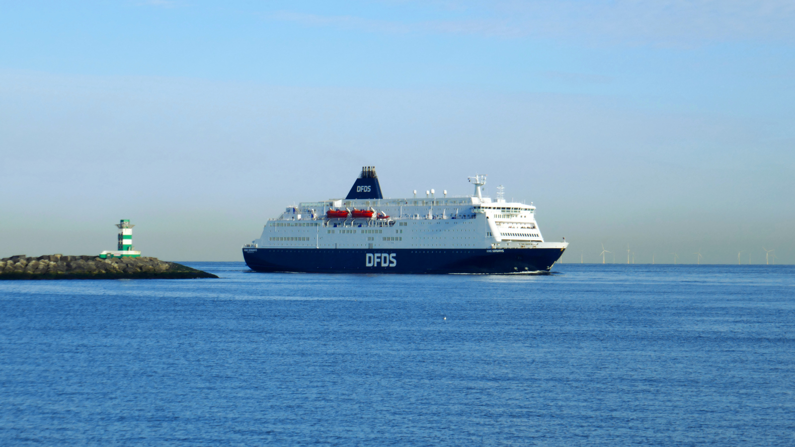 Le ferry King Seaways de l'armateur DFDS arrive dans le port d'IJmuiden en provenance de Newcastle.