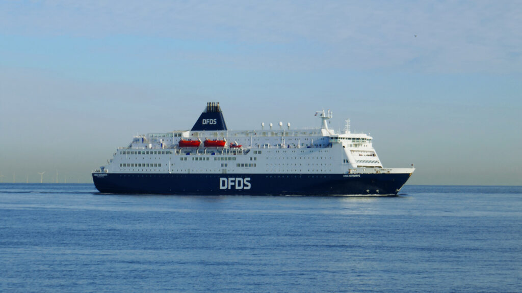 Le ferry King Seaways de l'armateur DFDS arrive dans le port d'IJmuiden en provenance de Newcastle.