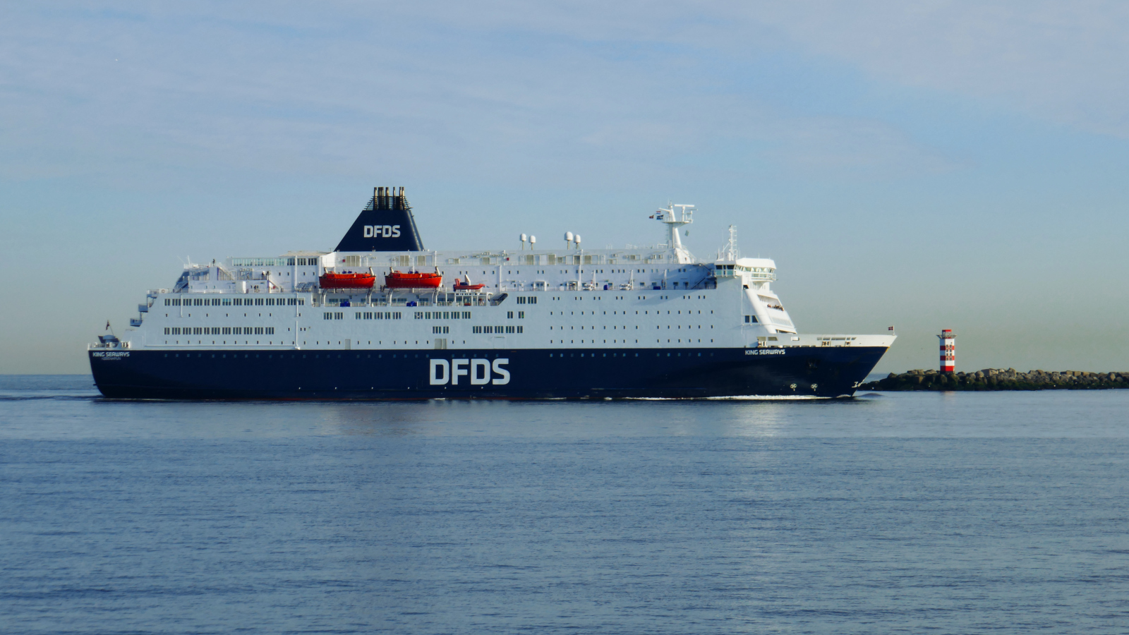 Le ferry King Seaways de l'armateur DFDS arrive dans le port d'IJmuiden en provenance de Newcastle.